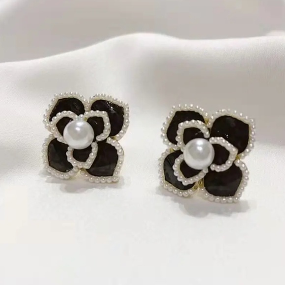 Accessories - Pearl earring